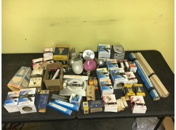 Table Lot Of New And Vintage Light Bulbs