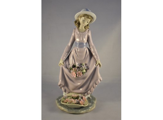 Lladro 'Flowers In The Basket' Figurine No 5.207