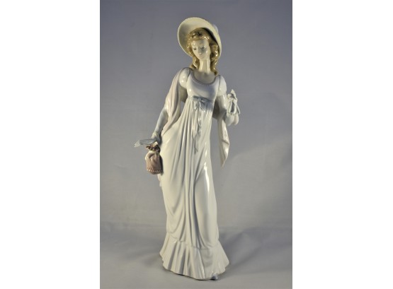 Lladro 'Dainty Lady' Figurine No 4763
