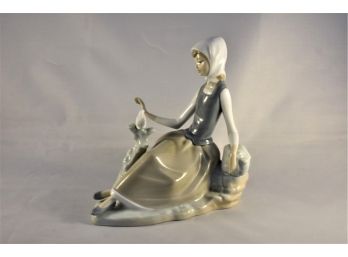 LLadro 'Sheperdess With Dove' Figurine No 4660