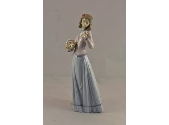 Lladro 'Innocence In Bloom' Figurine No 07644