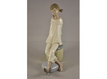 LLadro 'Girl With Mother's Shoe' Figurine No 1084