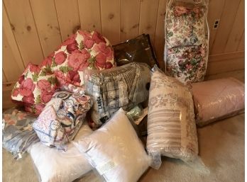 Huge Lot Of Quilts, Bedspreads, Linens - Clean Condition.