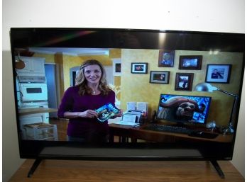 100% Like New VIZIO Flat Screen TV - 43' TV - Works PERFECT W/Remote