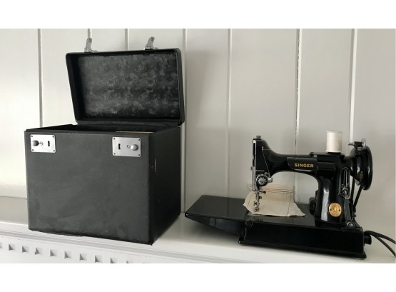 Vintage Singer Featherweight Quilting Sewing Machine And Case