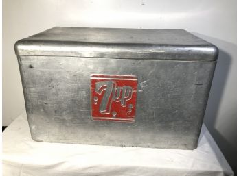 Very Cool Retro 1950's 7UP Ice Chest / Cooler - GREAT DISPLAY PIECE !