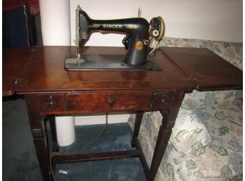Vintage/Antique Singer Sewing Machine In Table