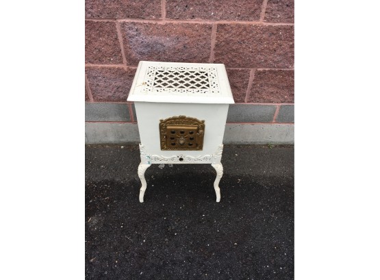 Antique Royal No. 20 Cast Iron Heater With Cool Door