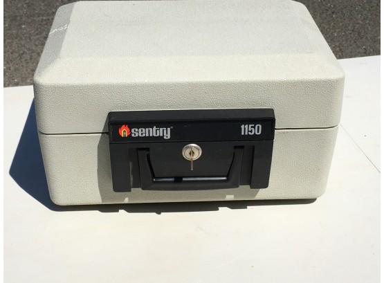 SENTRY Lockbox / Fireproof Box / Safe W/ Key - Excellent Condition   - Model 1150