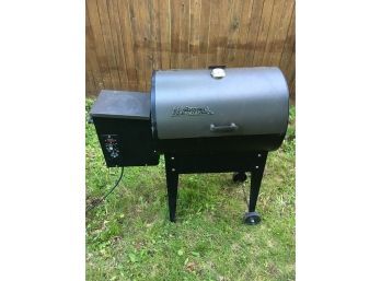 Retail $585, Traeger BBQ155 Electric Pellet Smoker, Works Great And Smokes A Ton