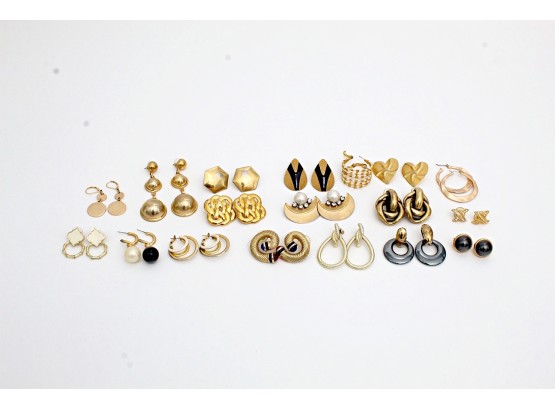 Eighteen Pairs Of Fashion Earrings - Pierced