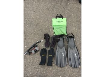 B84 Excellent Condition Mares Snorkeling Setup Including Fins, Mask, Snorkel, Boots, And Gloves
