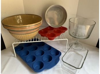 6 Pc KITCHEN LOT- BOWLS & PANS (see Description)