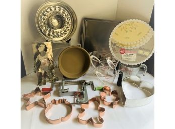 16 Pc. ASSORTED KITCHEN/BAKING LOT