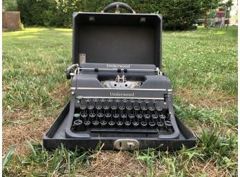 Antique 1940s Underwood Typewriter