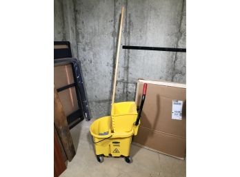 (T25) Rubbermaid Commercial Products - Mop & Bucket W/Wringer LIKE NEW !