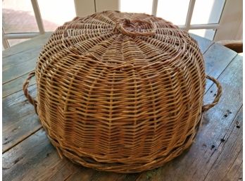 Vintage Basket With Lid - Picnic Cover!