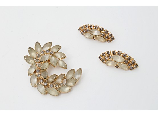 Lovely Vintage Pin & Matching Clip On Earrings