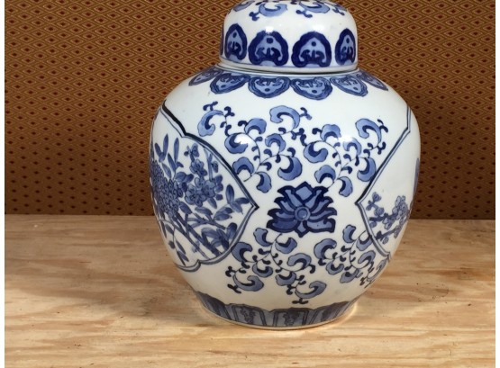 Beautiful Asian Blue & White Porcelain Ginger Jar W/Lid - No Damage - Very Pretty Piece