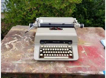 Vintage Royal Typewriter (SF4)
