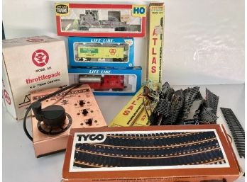 Mixed Vintage Lot HO Scale Trains & Accessories   (A)