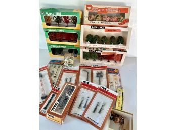 Mixed Vintage Lot HO Scale Train Accessories   (B)