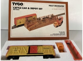 IN BOX - Vintage Tyco Trains - HO Scale  - Freight Unloading Box Car  Set