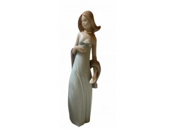 Lladro Girl W/ Shawl Figurine No. 010.05487 W/ Box