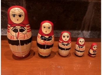 Wooden Nesting Dolls (mb53)