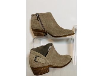 Gently Worn Size 7-1/2 VINCE CAMUTO Taupe Suede Booties Excellent Condition