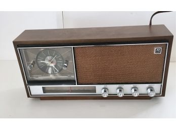 Vintage Mid Century Modern Realistic 12-1481 Transistor Radio.