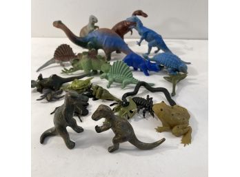 Huge Lot Of Vintage Dinosaurs, Bugs +++  Play Figures