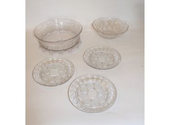 GROUPING OF (3) GLASS PLATES AND (2) BOWLS