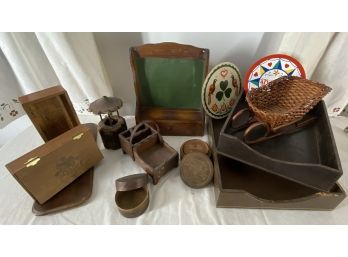 Wooden Decor Lot: Cute Wooden Wishing Well