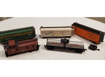 5 Vintage Train Cars - H. O. Guage