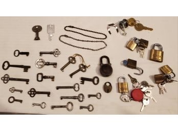 18 Antique Skeleton Furniture Keys & Newer Brass Locks (6)  & Keys (17)