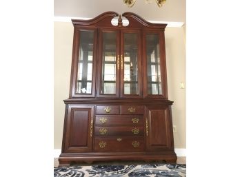 $3,350 Retail,  Classic Antique Cherry Finish China Cabinet By American Drew, Superb Quality And Craftsmanship