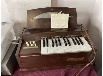 Vintage Magnus Electronic Chord Organ (15 Keys)