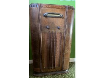 1935 General Electric Bridgeport, CT A-75 Cabinet Console Radio NOT TESTED ( READ Description)