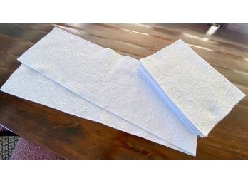 Williams Sonoma White Matelasse Runner & Placemats (19)