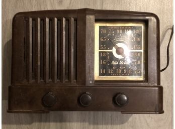 Vintage RCA Victor Standard Broadcast & Short Wave Tube Radio - Works!  Brown Hard Body