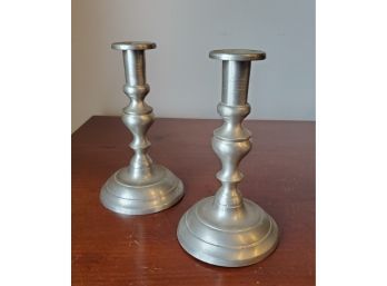 A Pair Of Colonial Style Woodbury Pewterers Pewter Candlestick Holders 7' Tall