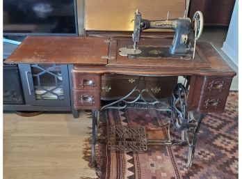 Antique White Treadle Sewing Machine 1914-1918 -W/ Casters&Accessories -nice Decals - 4 Drawers, Buttonholer,