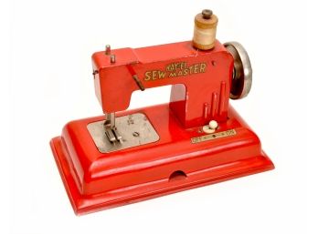 VINTAGE KAY AN EE KAYANEE SEW MASTER MINIATURE TOY SEWING MACHINE IN RED