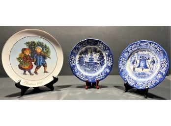 Lot Of Three Avon Collectors Plates - 'sharing The Christmas Spirit', 'Independence Hall', 'Liberty Bell'