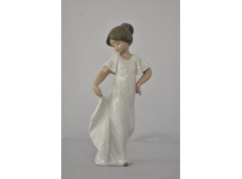 Lladro 'How Pretty' Figurine No 1110