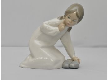 Lladro 'Little Girl With Slippers' Figurine No 4523