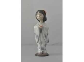 Lladro 'Bearing Flowers' Figurine No 6151