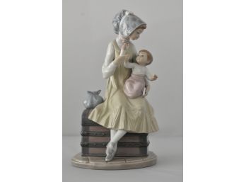 Lladro 'Feeding Her Baby' Figurine No 5140