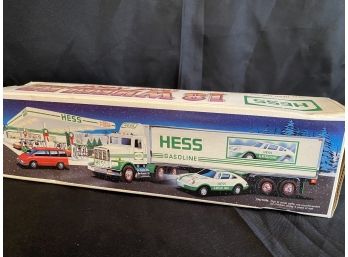 VINTAGE HESS 18 WHEELER AND RACER TRUCK 1992